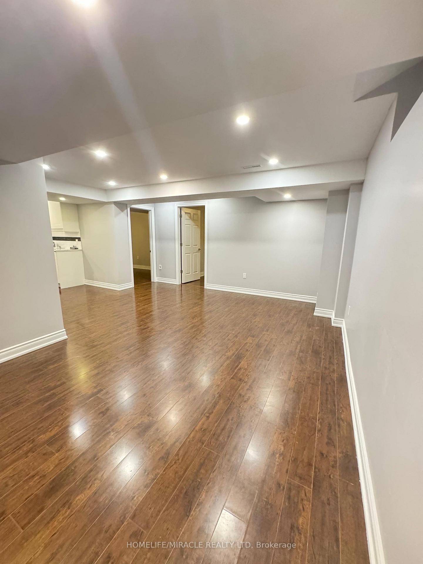 2 Spacious Bedrooms plus a Den Available In Vaughan.