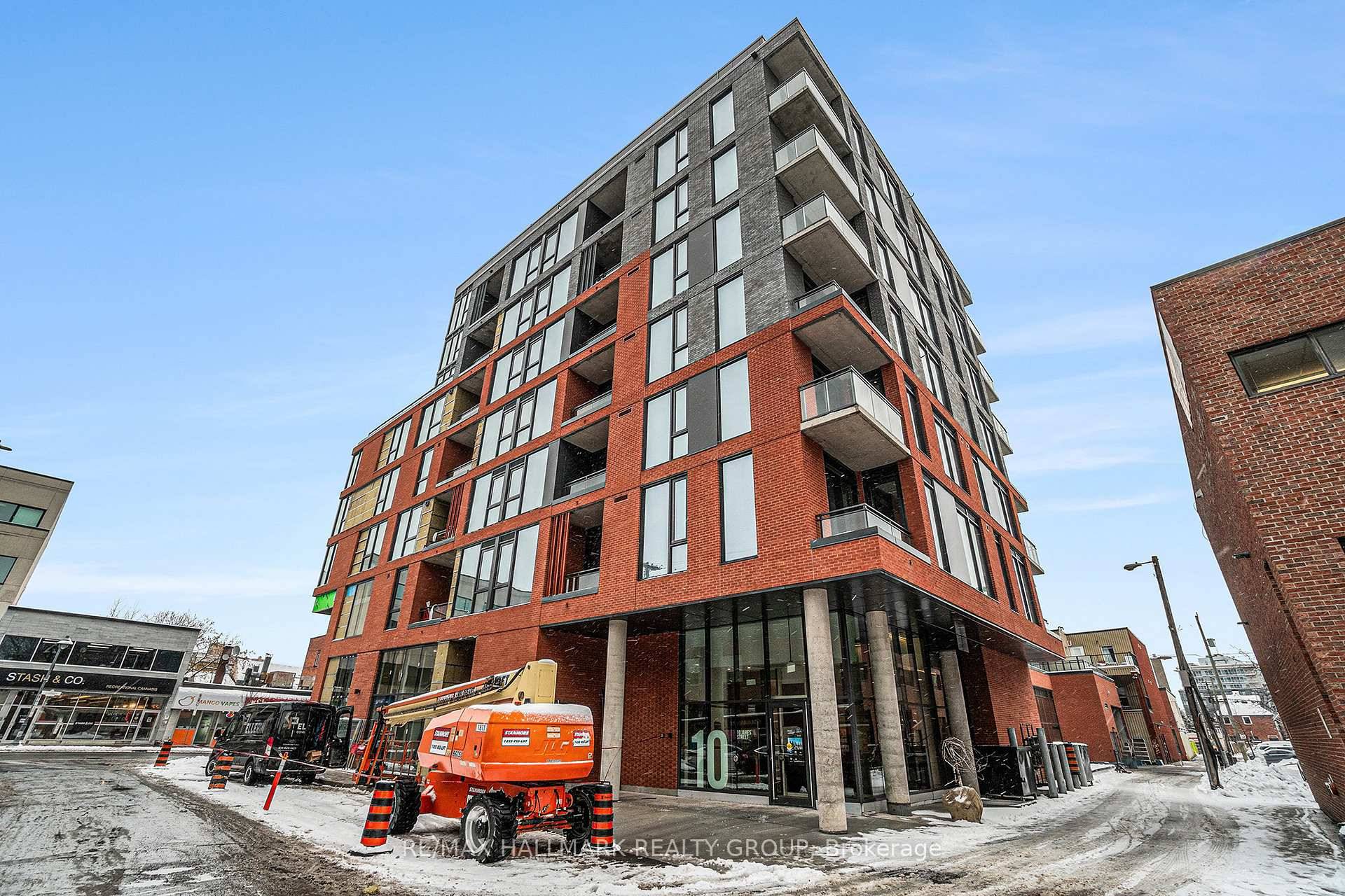ONE 1 MONTH FREE RENT. Brand New, Never Lived In 2 Bedroom, 2 Bathroom Condo located in the heart of Centretown, in Canada's vibrant Capital.