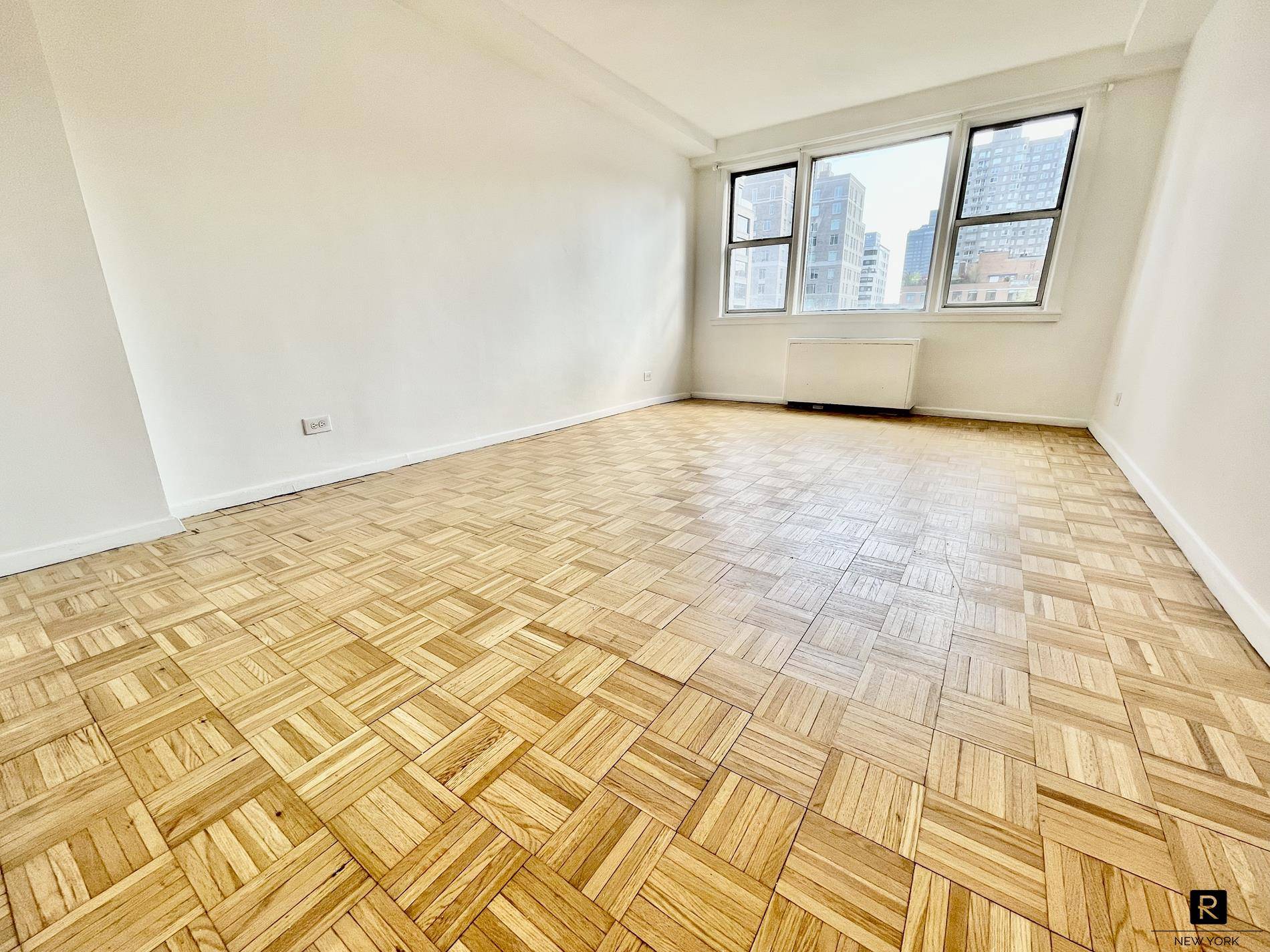 PRICE REDUCED and ONE MONTH COMPLIMENTARY RENTSPONSOR UNIT NO BOARD APPROVAL QUICK AND EASY PROCESS JUST 3 1 2 BLOCKS AWAY FROM THE ENTRANCE of the 2ND AVE QCome see ...