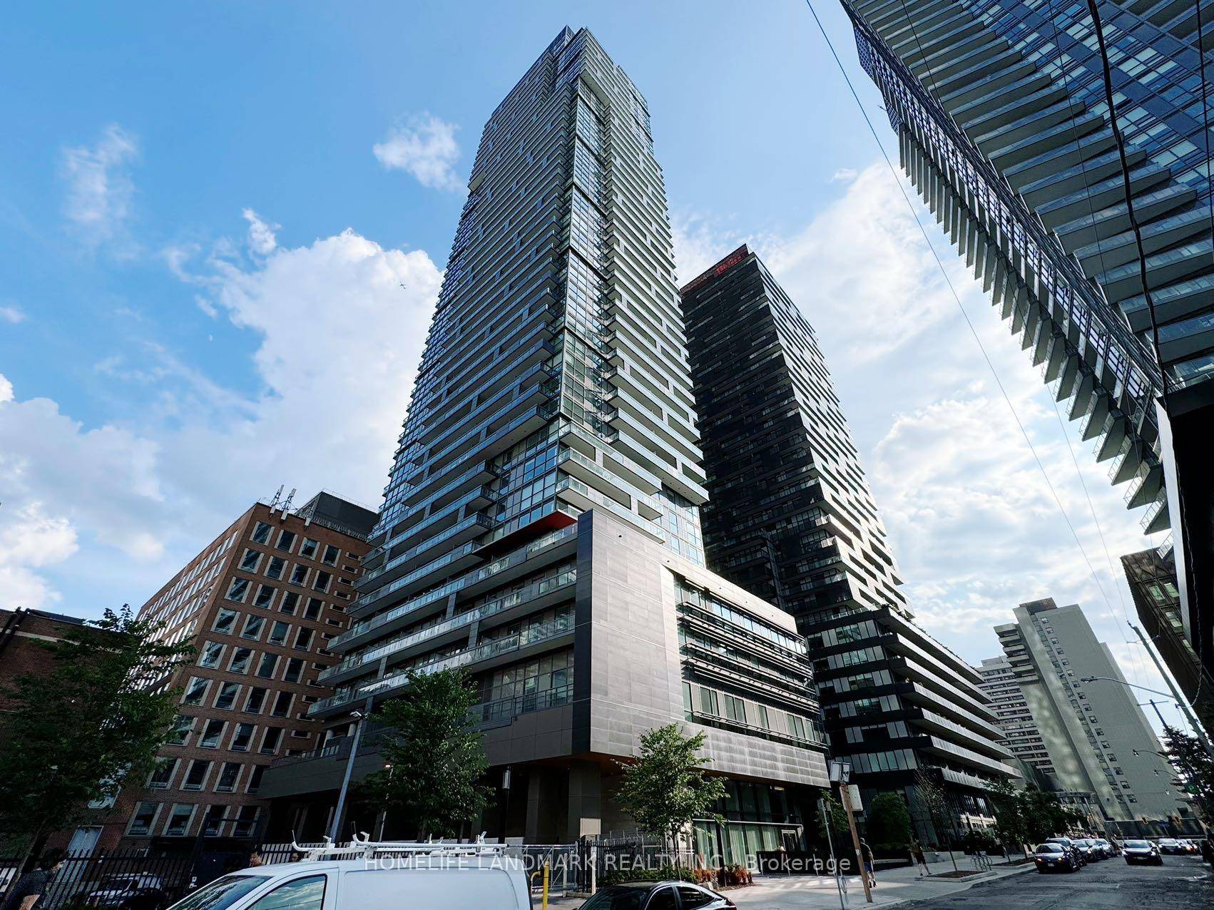 Stunning 1 Bedroom Den, 2 Bathroom Condo in the Heart of Yonge amp ; Eglinton !