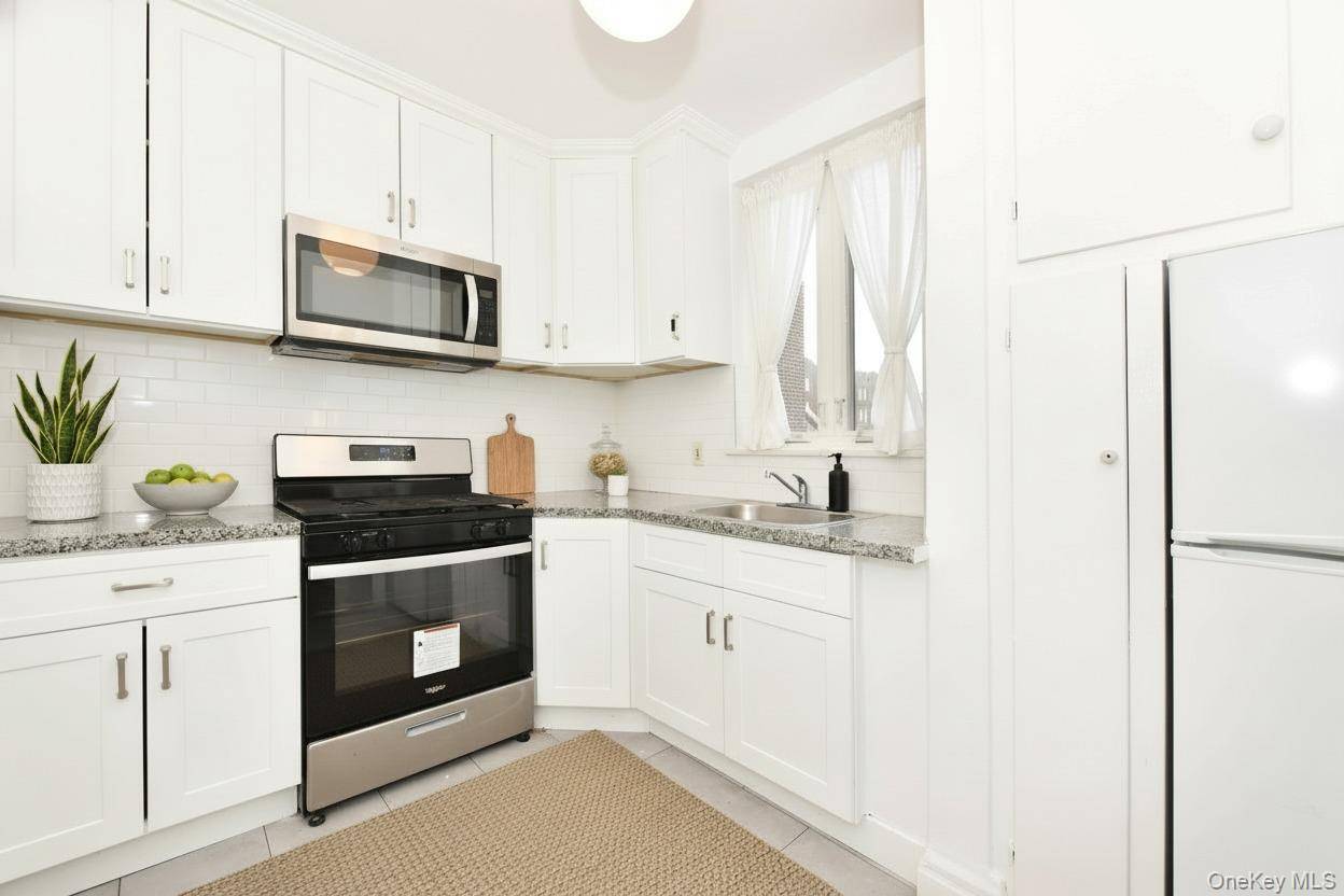 Move In Ready Renovated Condo in the Heart of Rego Park !
