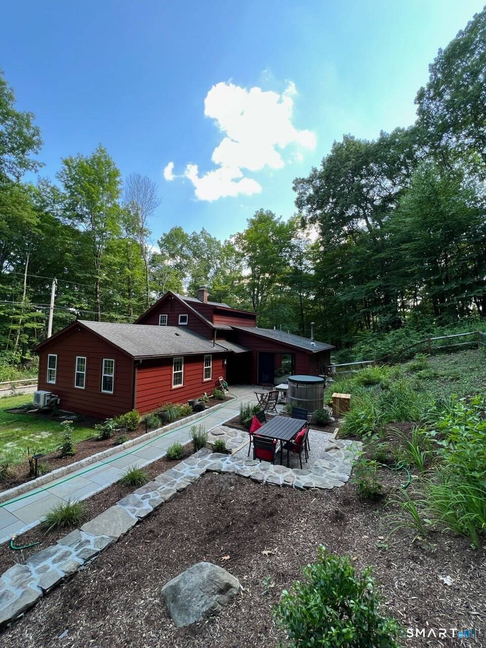 Magical antique on a country lane, just minutes from Lake Waramaug, New Preston for great shopping and dining !