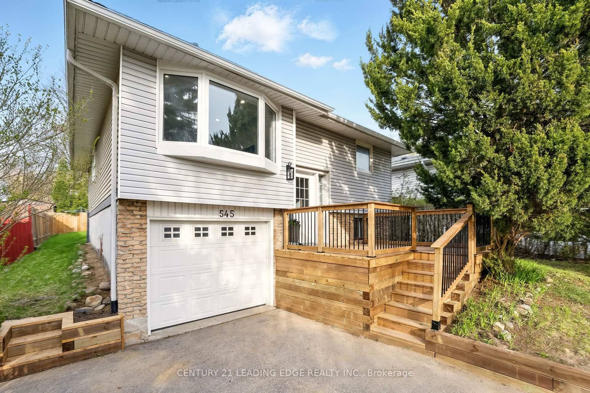 OPEN HOUSE SAT SUN May 10 11, 2 4pm Stunning raised bungalow located in the highly sought after Denovan area.