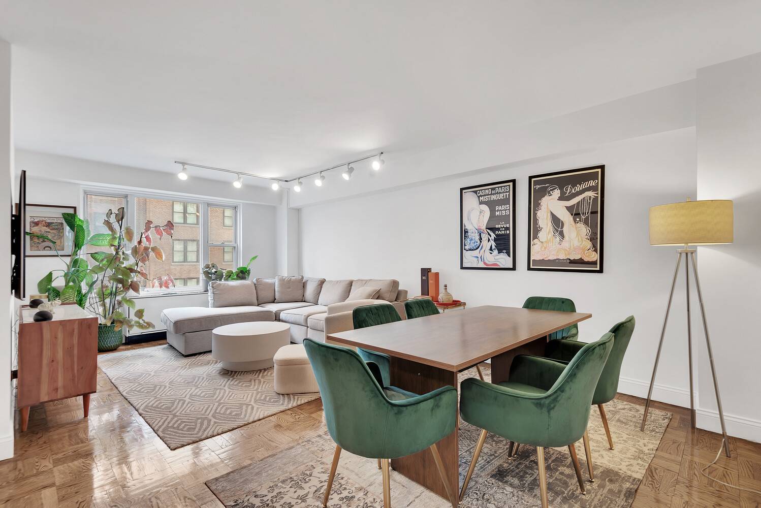 If you're looking for a bright and cheerful oversized junior one bedroom with an exceptional floorplan, look no further !
