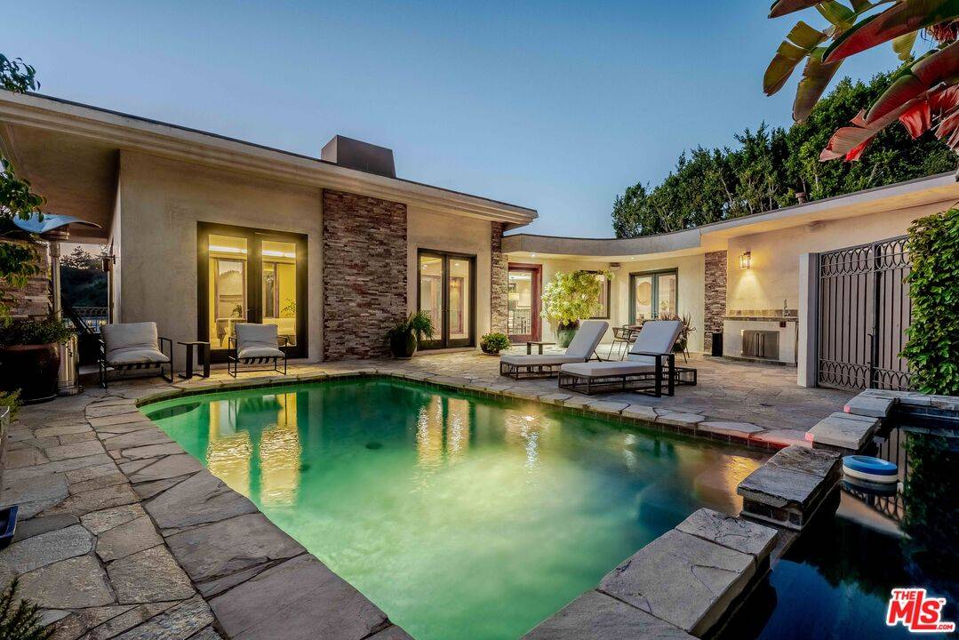 1667   Waynecrest Dr 3BR Beverly Hills Post Office | B.H.P.O. La