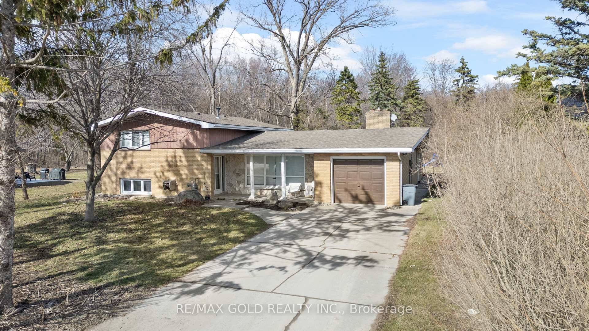 Beautiful open concept 3 bedroom 2 bathroom house comes with a separate living and family.