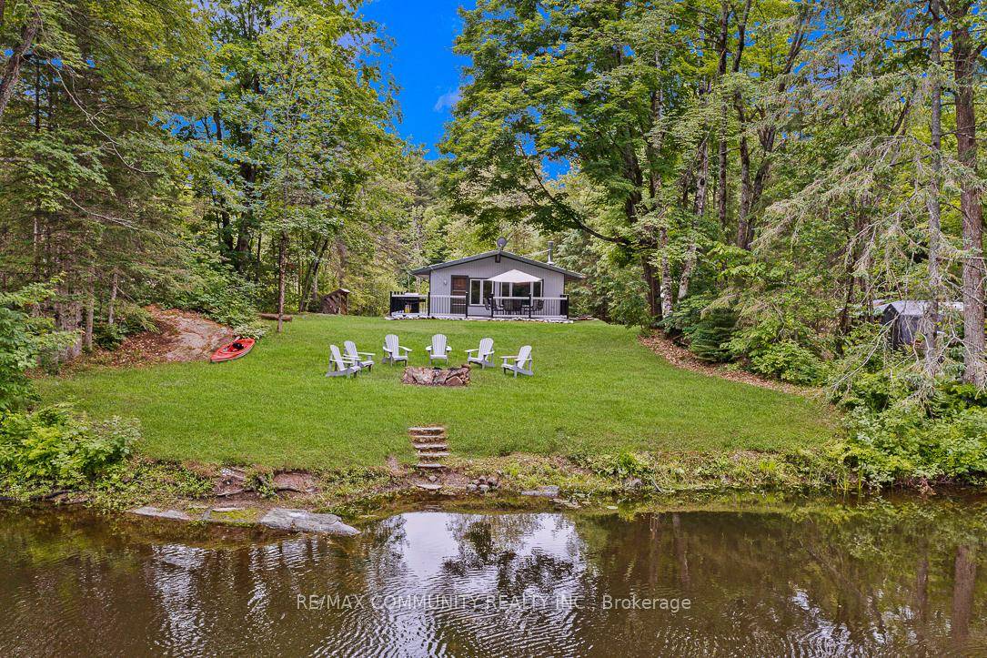 Absolutely stunning all year round and private 80 foot riverfront cottage on the beautiful Head River, offering the perfect blend of relaxation and adventure.