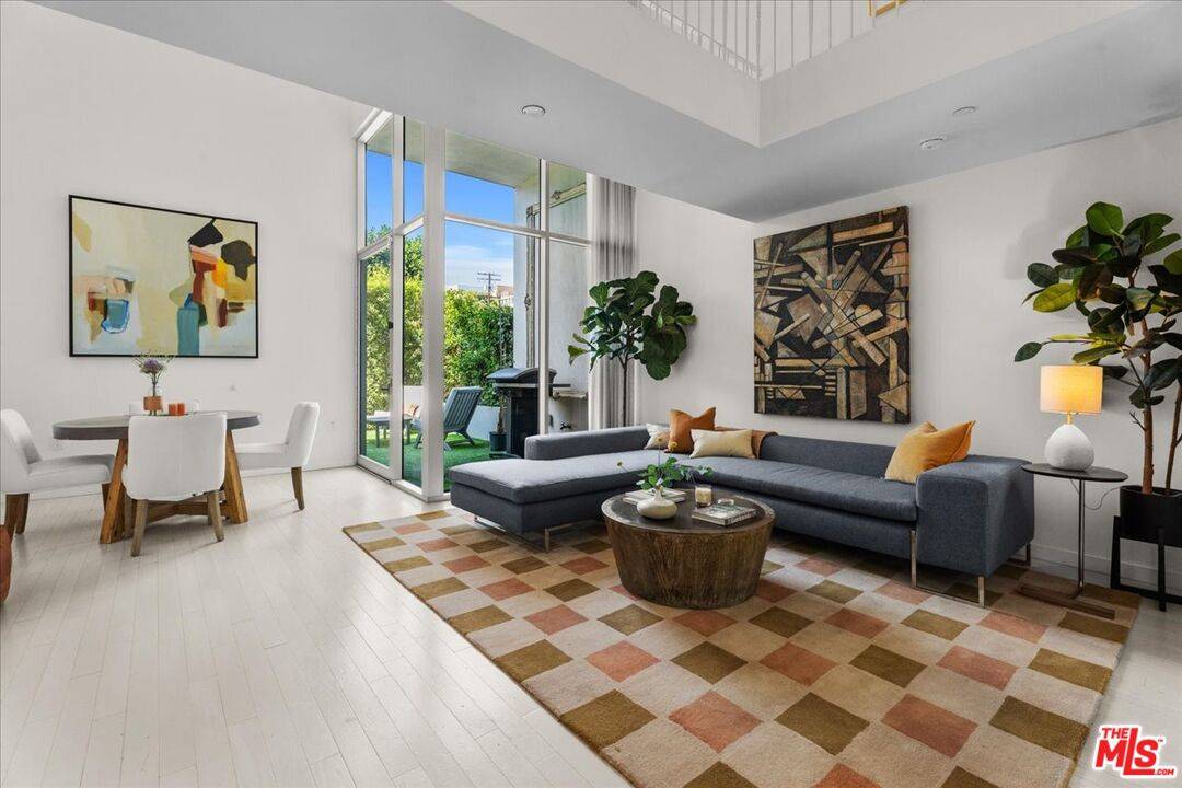 7917 Willoughby Ave 2BR Hollywood Hills East La