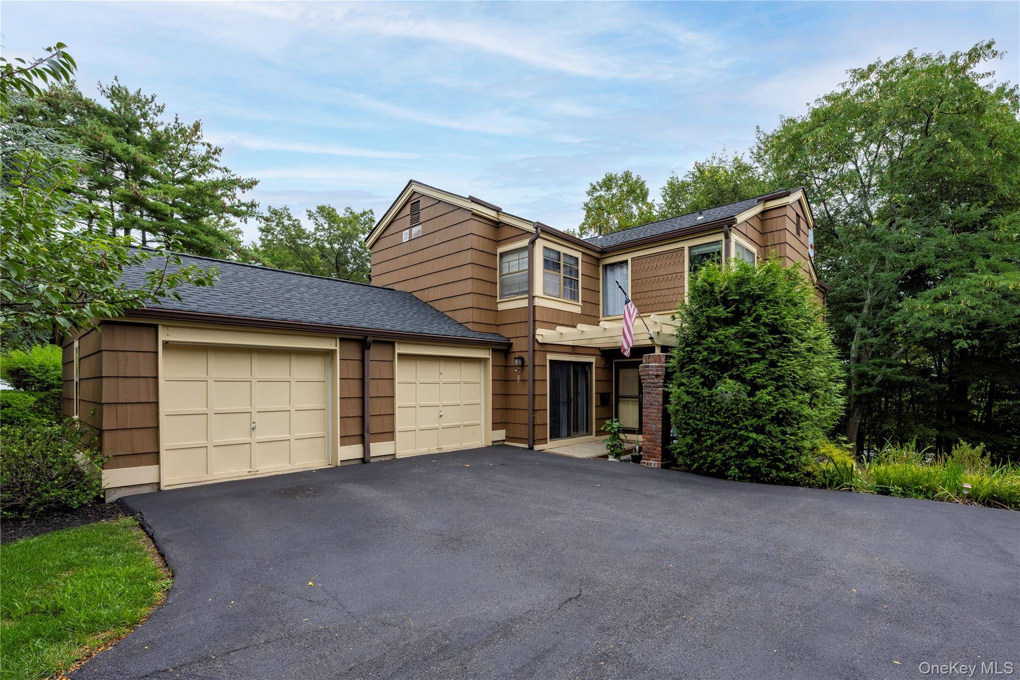 Welcome to 107 Treetop Circle located in the Clarkstown School District !