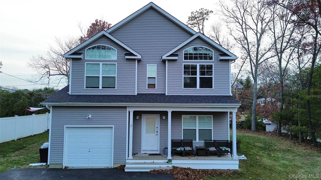 Welcome to 2 Winfield Davis Dr in Coram, NY.