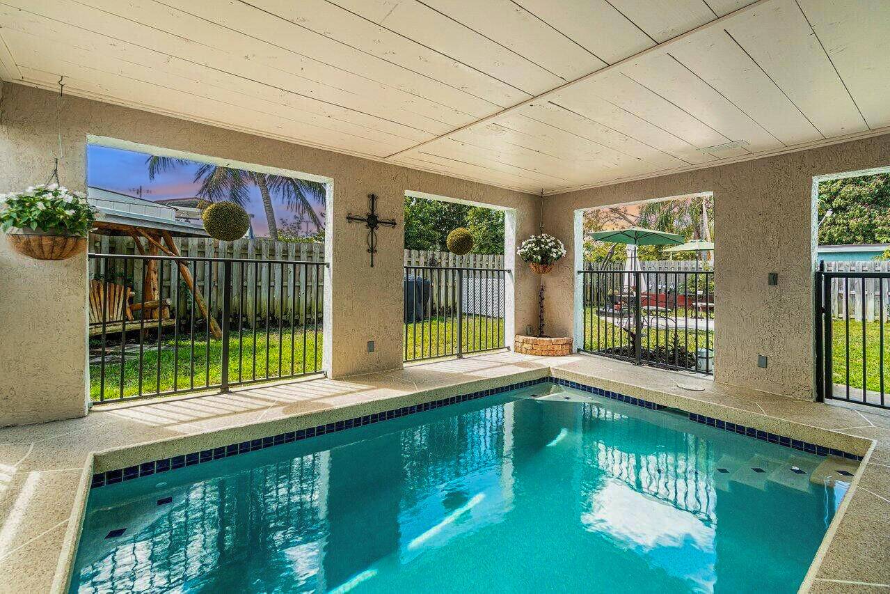 Turnkey Pool Home in the Heart of West Palm Beach Fully Furnished Airbnb Ready !