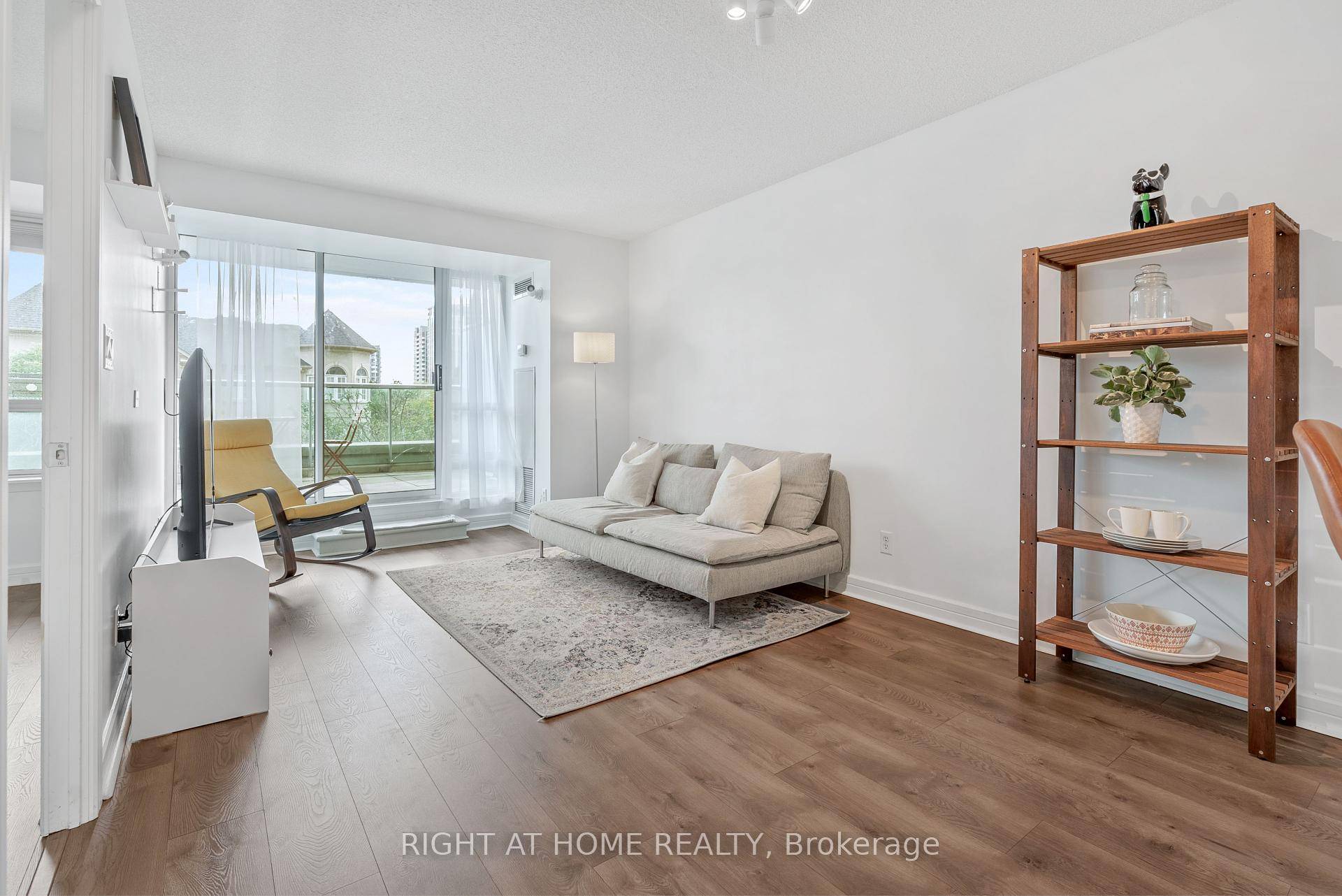 This Cute condo at The Residence of Avondale is the perfect place to call home !
