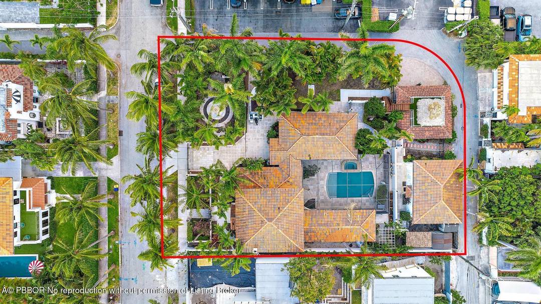 In the heart of Providencia Park lies a hidden gem, just one property off of Flagler Drive and the shimmering Intracoastal Waterway.