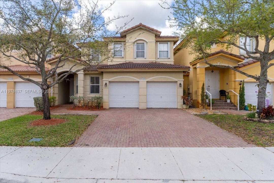 Impeccable and spacious 4 bedroom, 3 bathroom coach home located in the highly desirable Islands at Doral community.