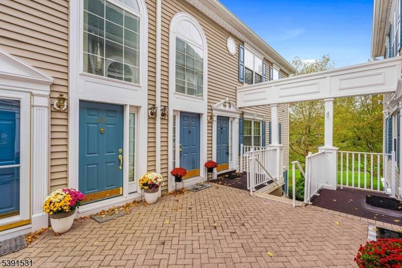 Welcome to this well maintained Penthouse Unit, perfectly situated in the highly sought after Cedar Brook community.