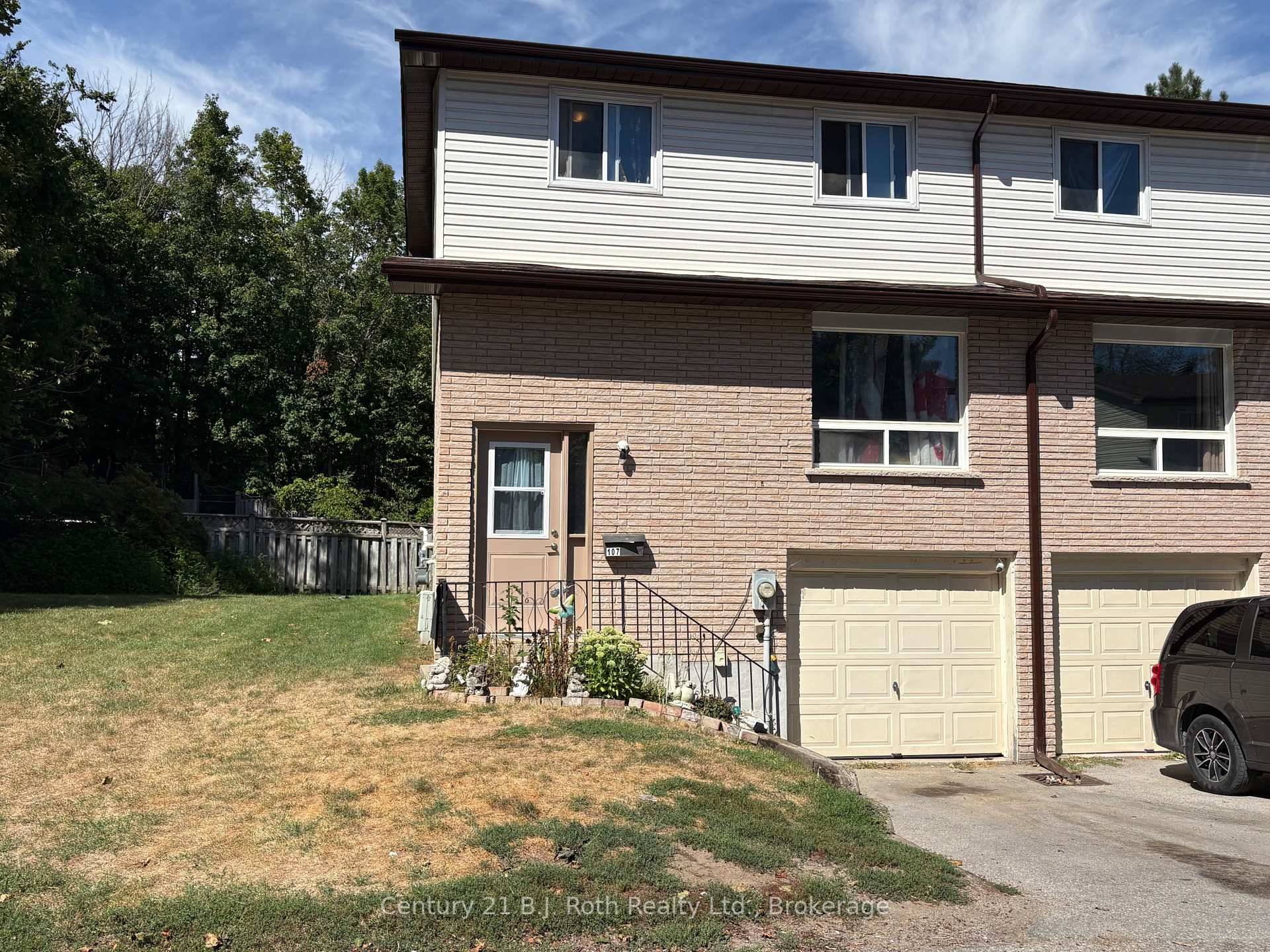 This 3 bedroom, 1 bath condo townhouse is an i deal opportunity for first time home buyer or investor to update this home with some sweat equity.