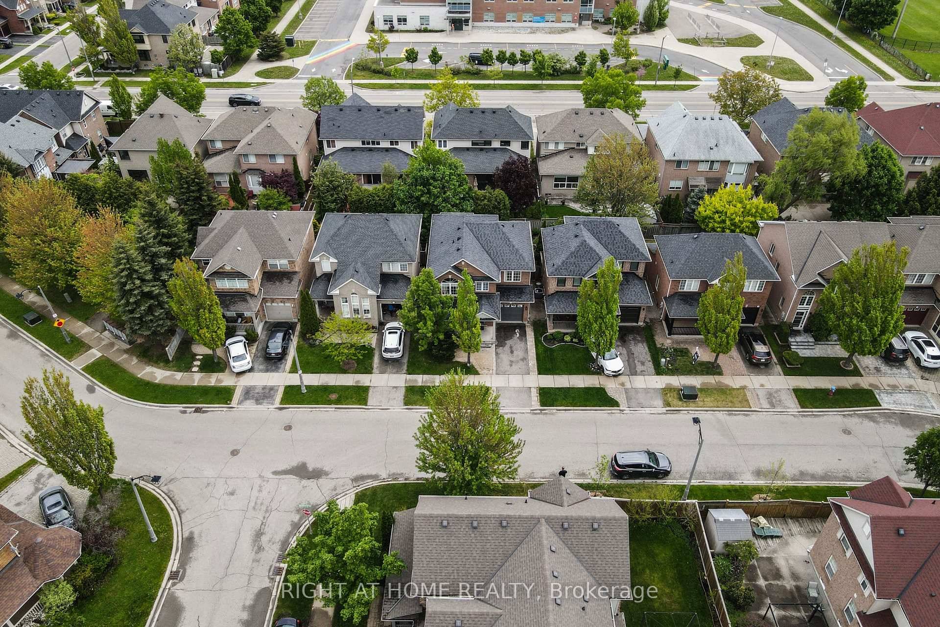 FULL 3 BEDROOM 4 WASHROOM DETACHED HOME FOR LEASE IN WEST OAK TRAILS RIGHT IN THE HEART OF OAKVILLE SURROUNDED BY PARKS, AMENITIES AND EXCELLENT SCHOOLS.
