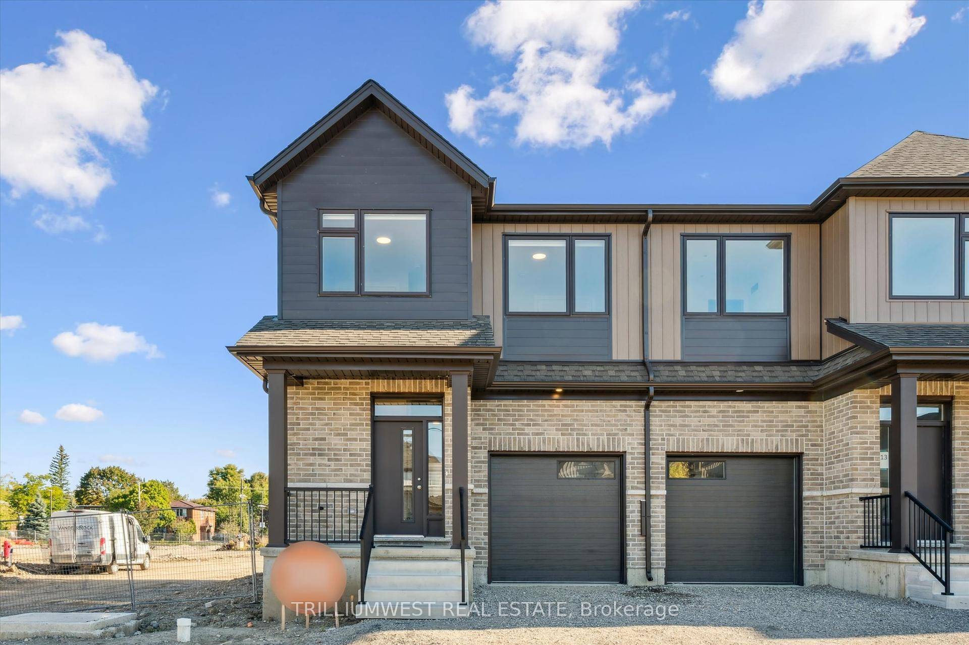 QUICK MOVE IN AVAILABLE !