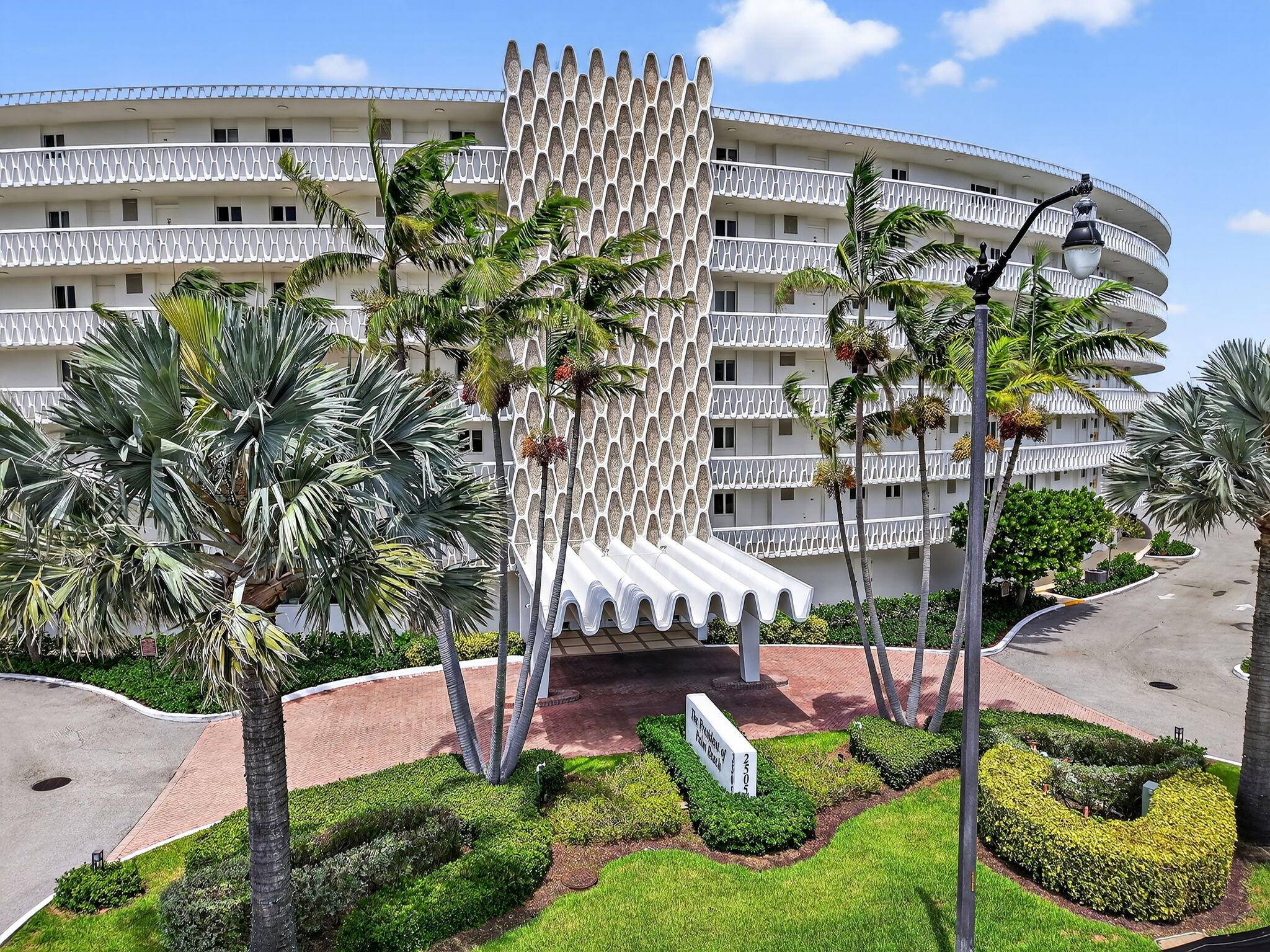 Exceptional opportunity to lease this beautifully renovated 2 bedroom, 2 bath apartment boasting stunning Intracoastal Waterway views.