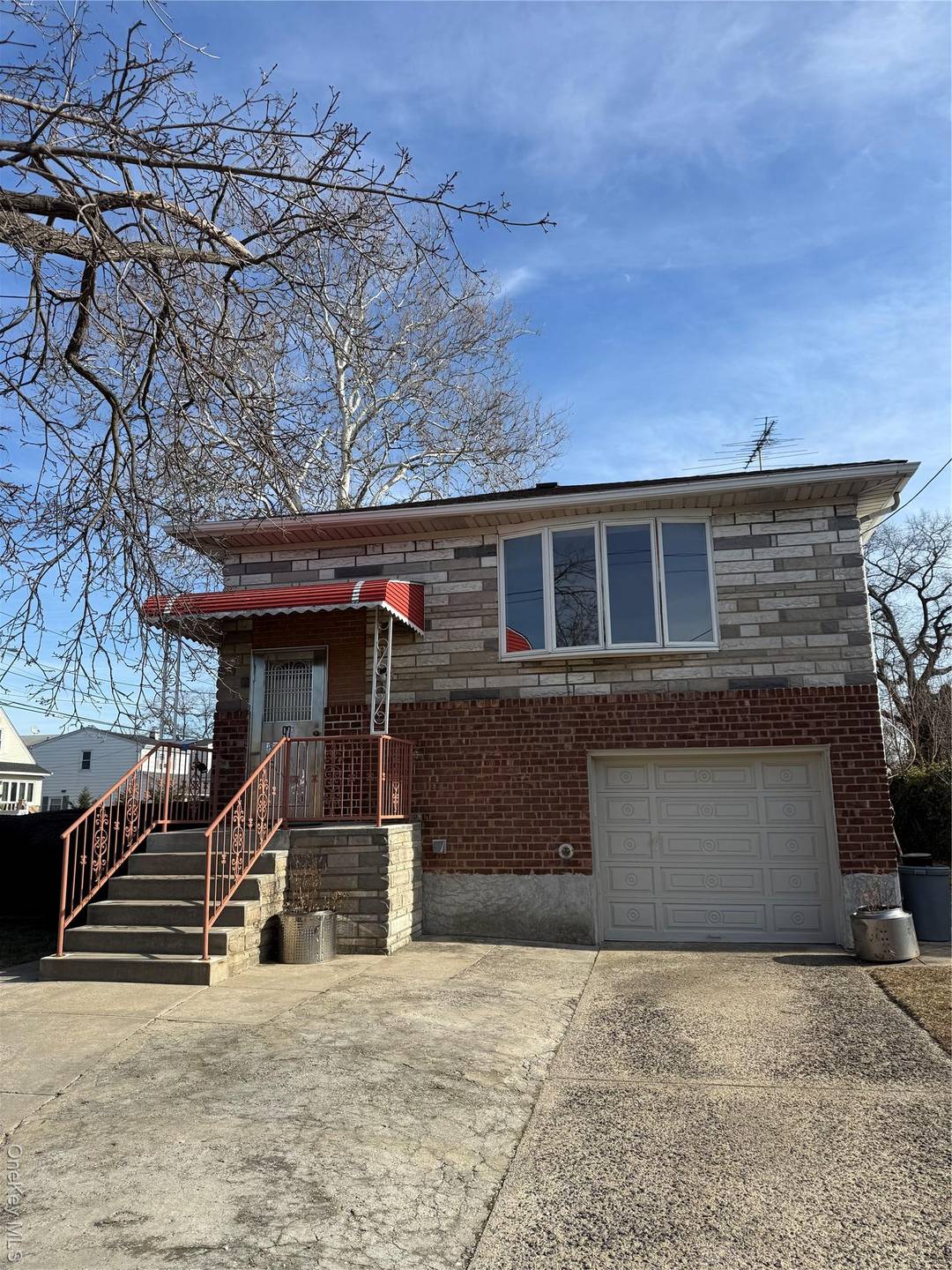 Come check out this beautifully updated 3 bedrooms 1 bathroom raised ranch available for immediate move in.