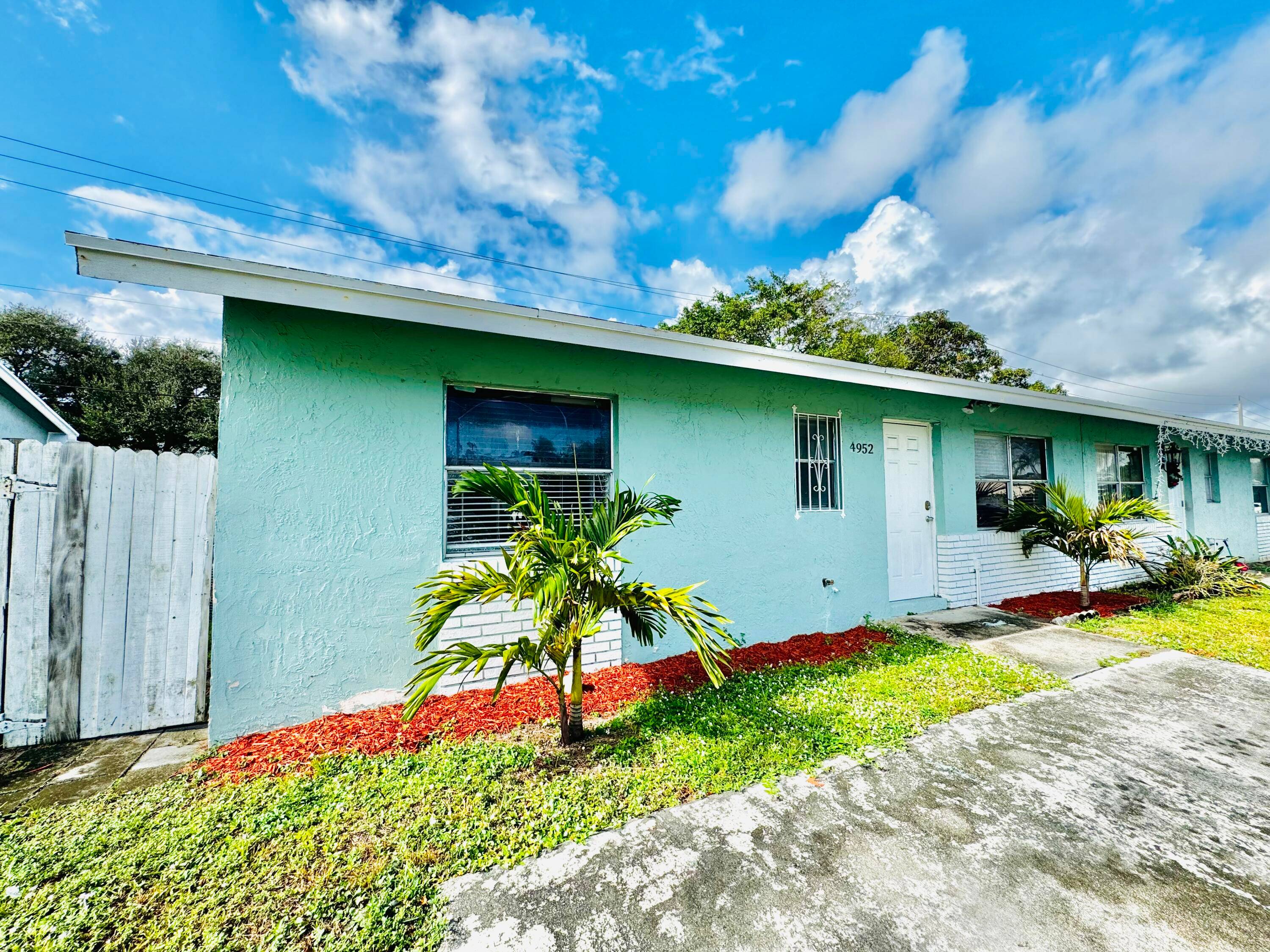This 2 bedroom, 2 bathroom corner unit villa is the perfect starter home or investment property.