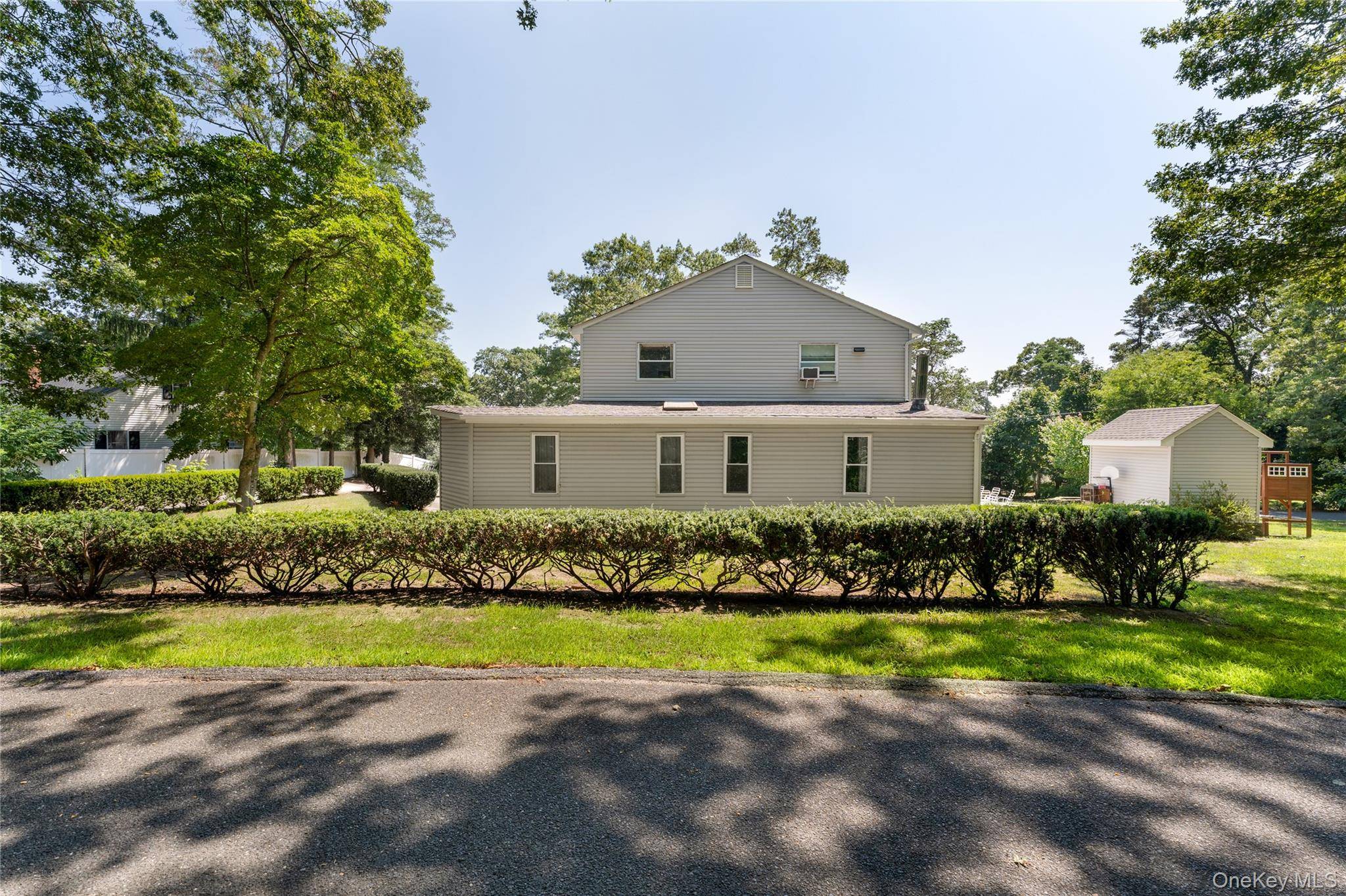 Welcome to this colossal colonial, a true haven with room for everyone and endless possibilities.