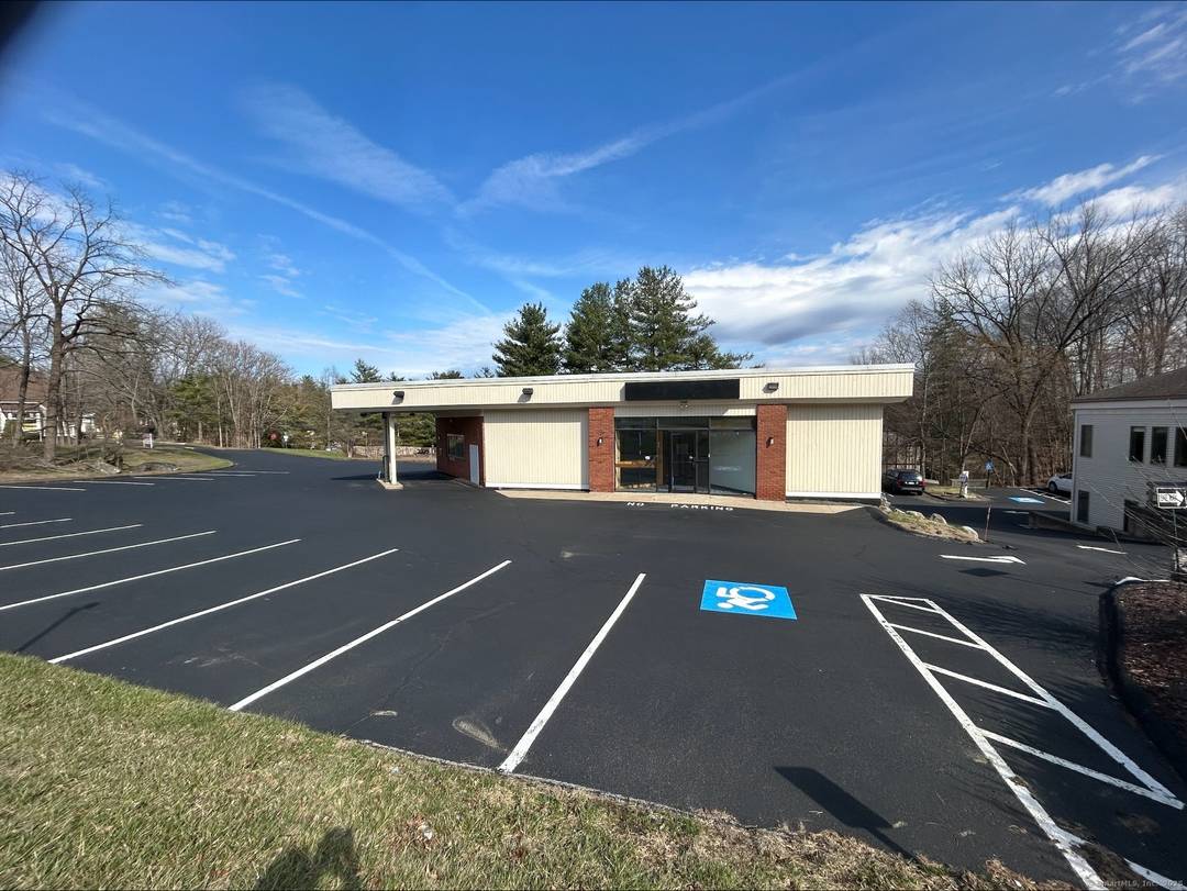 High Traffic Location on FEDERAL ROAD in BROOKFIELD, CT with Exceptional Visibility and Surrounding Amenities and DRIVE THRU and SIGNALIZED TRAFFIC LIGHT.