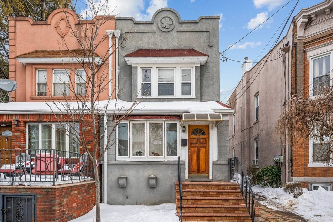 This semi detached three bedroom duplex presents a wonderful opportunity to create your dream home.