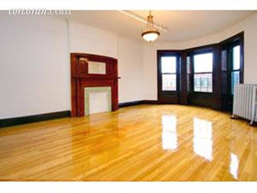 Stunning large 2 bedrooms floor through in the heart of park slope, the apartment has tons of original details, hardwood floors, nice open EAT IN kitchen with a dishwasher, renovated ...