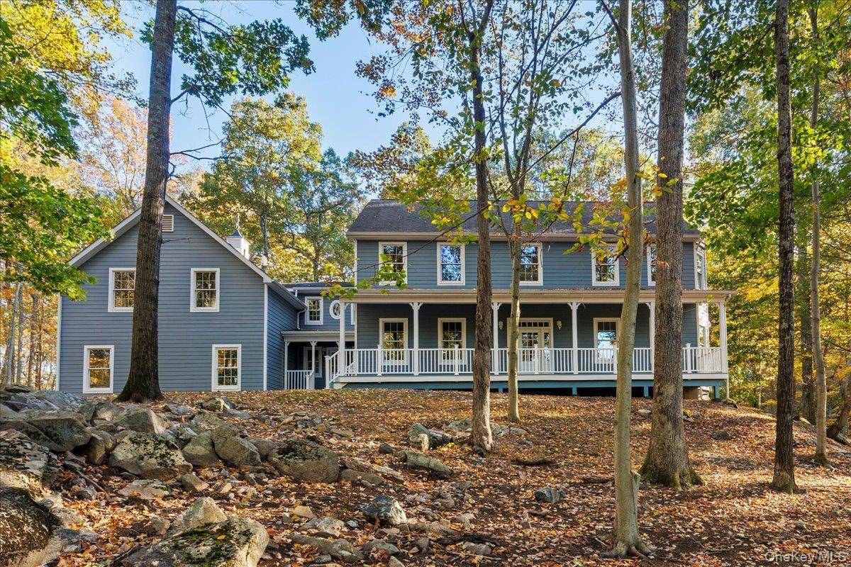 Charming Colonial in the heart of North Salem !