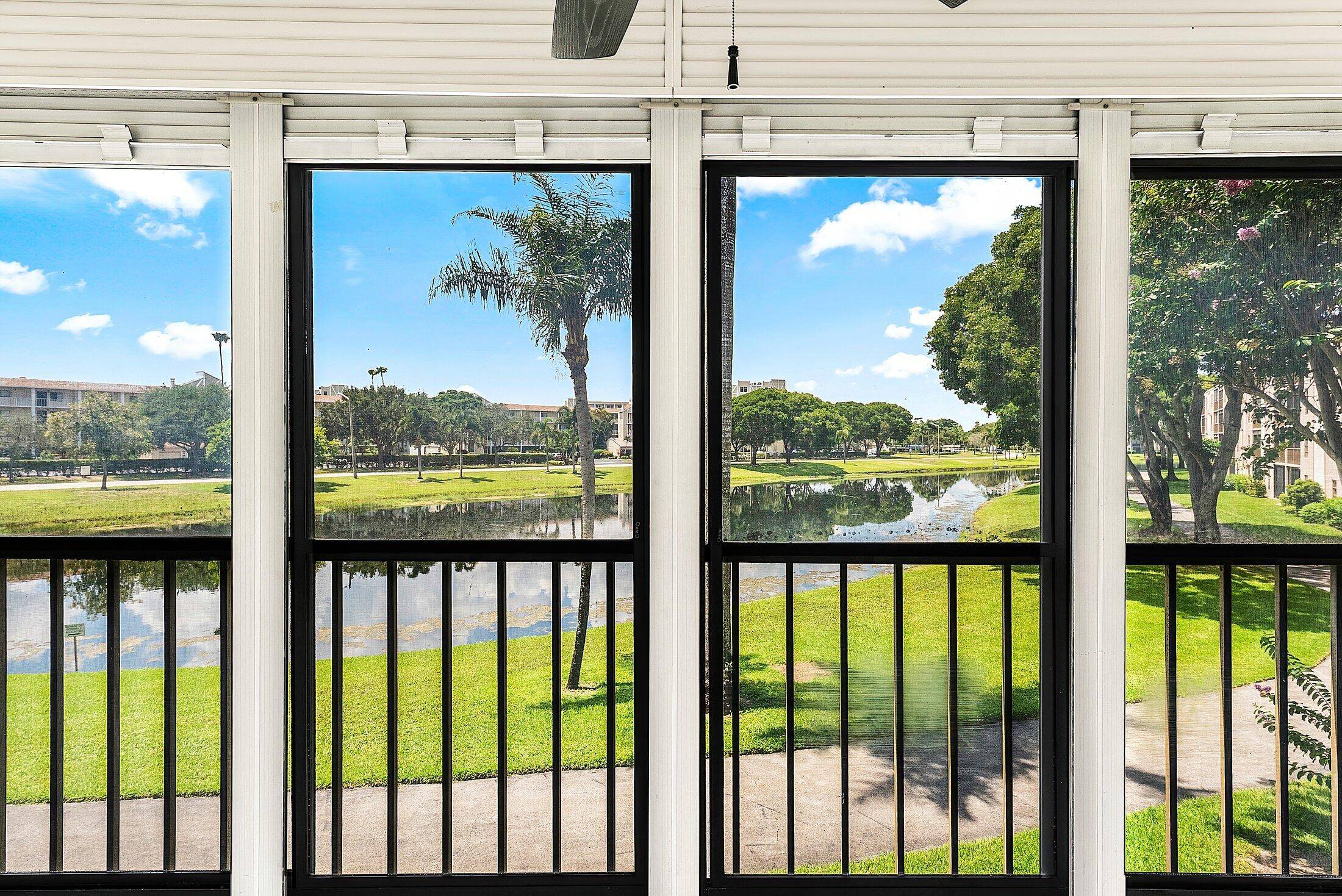 Welcome to one of the most beautiful balcony views in Huntington Lakes !