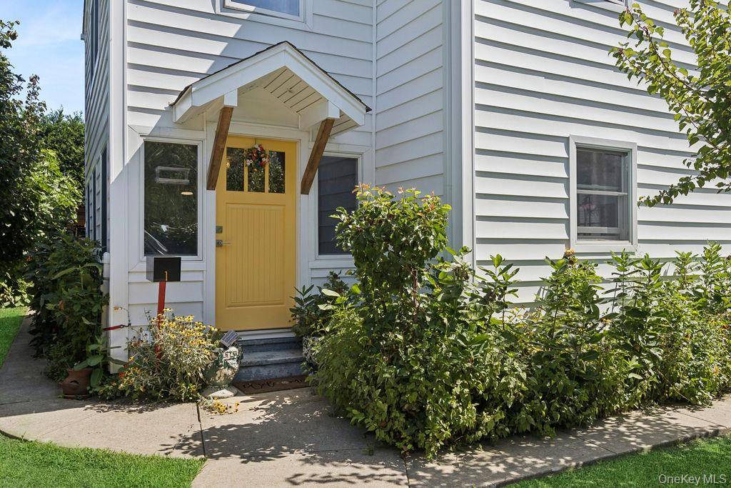 2 blocks from the water, and waterside dining, sits this totally redone beautiful Colonial.