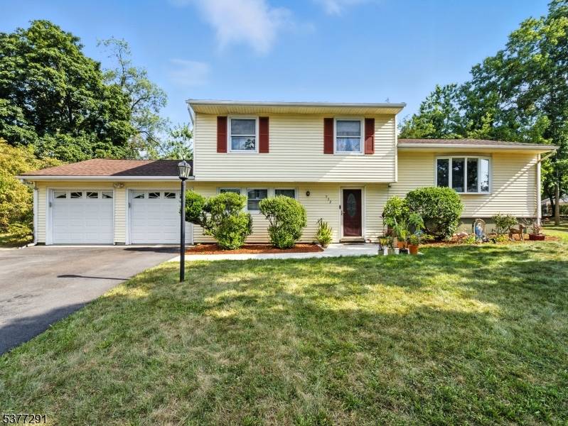 This well maintained four bedroom, two bathroom split level offers just under 1, 700 sq ft of living space, combining comfort and practicality.