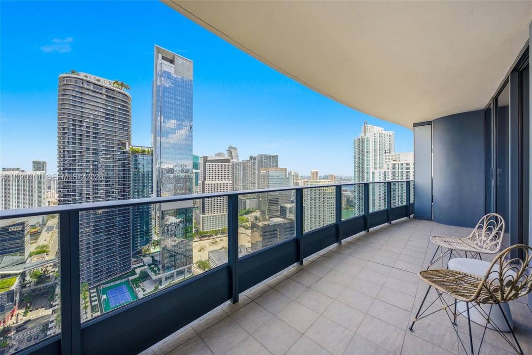 FLATIRON Unit 4014 offers a thoughtfully designed 1 bedroom, 1.