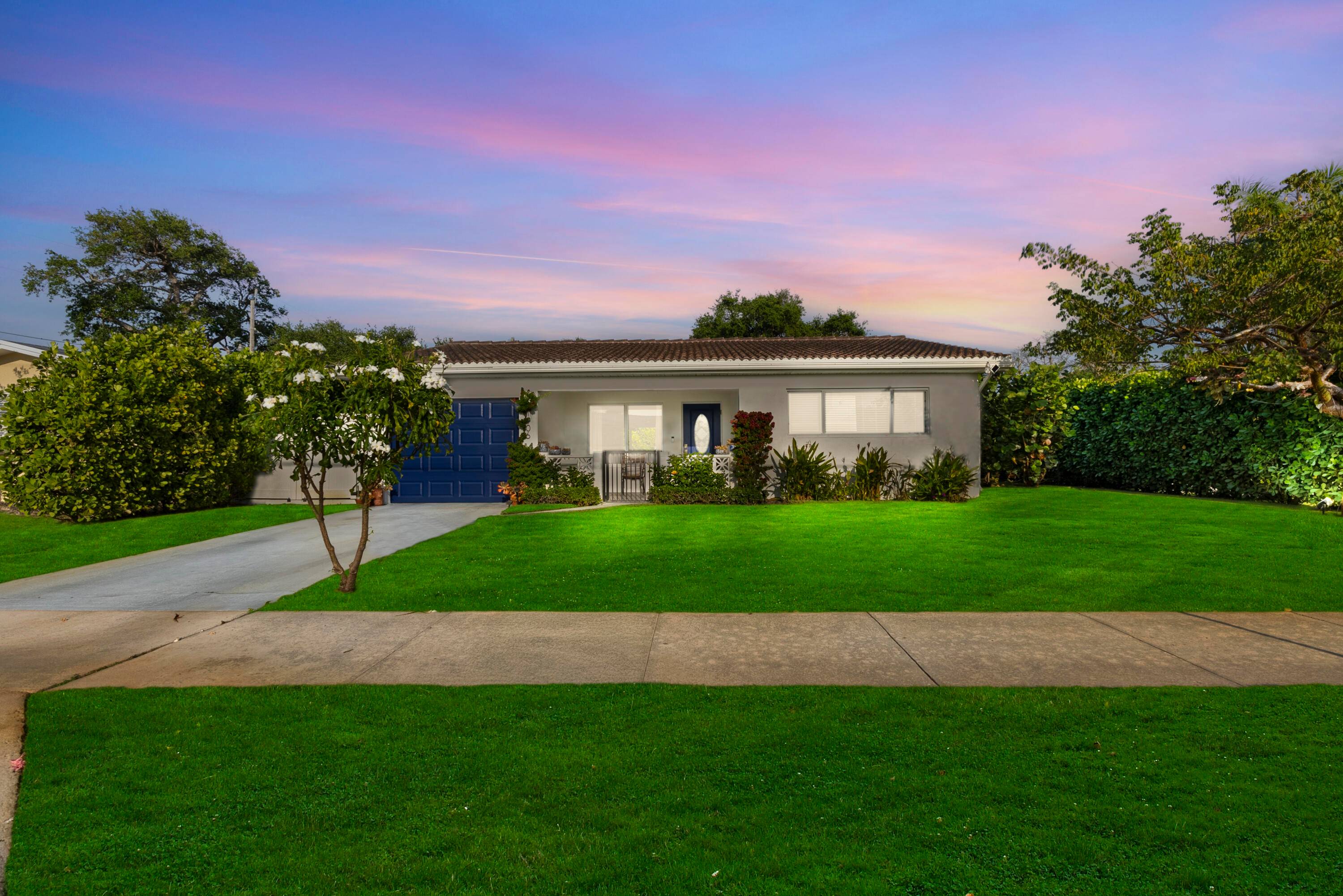 Located in Lake Worth Beach's sought after College Park, this furnished 2BR 2.