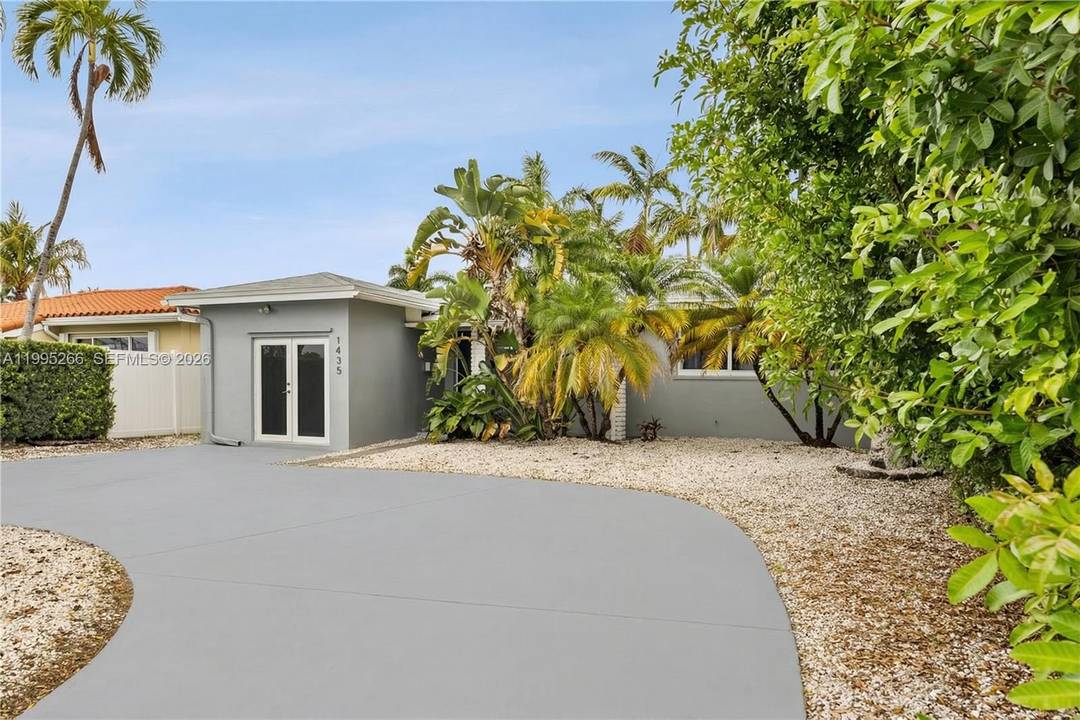 Stunning golf course views in the heart of Hollywood Lakes amp ; Country Club !