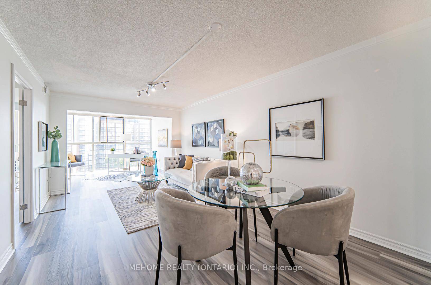 Welcome to comfort and convenience in the heart of Mississauga.
