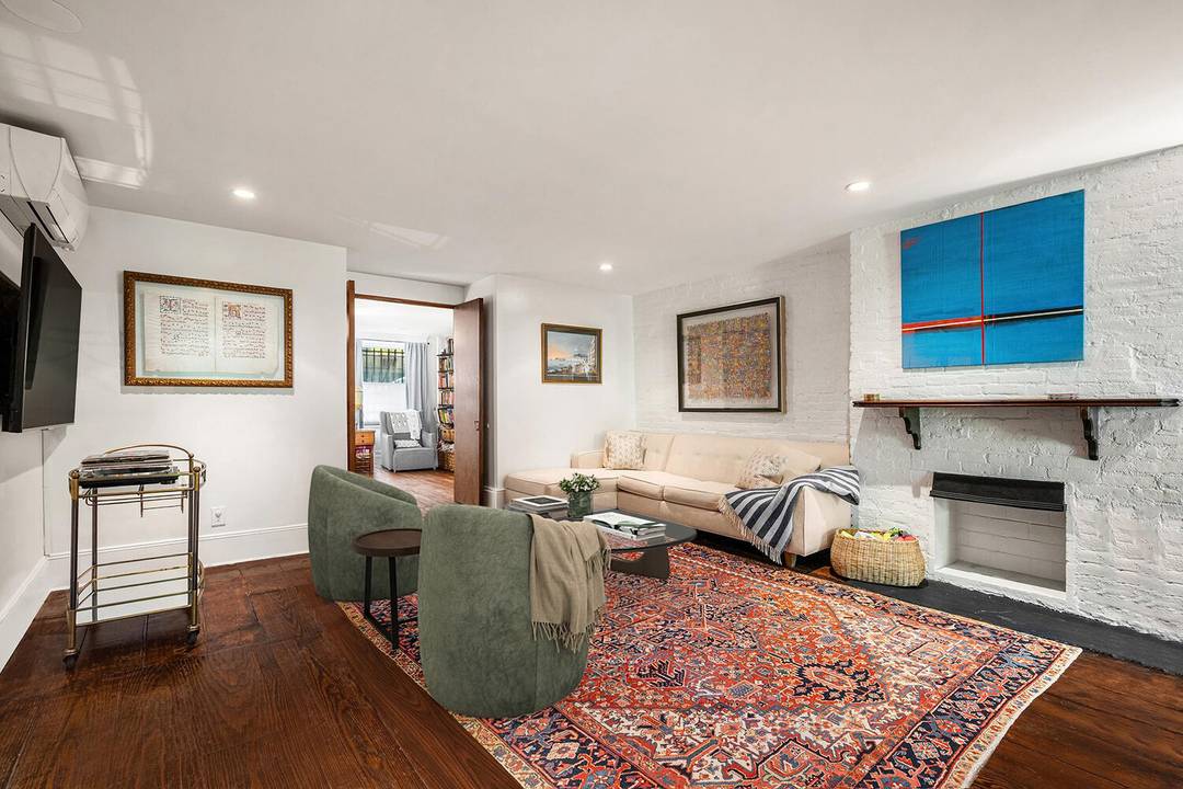 Located on a beautiful tree lined block in the heart of Cobble Hill, this spacious 1100sf one bedroom home is set on the first floor of a classic three unit ...