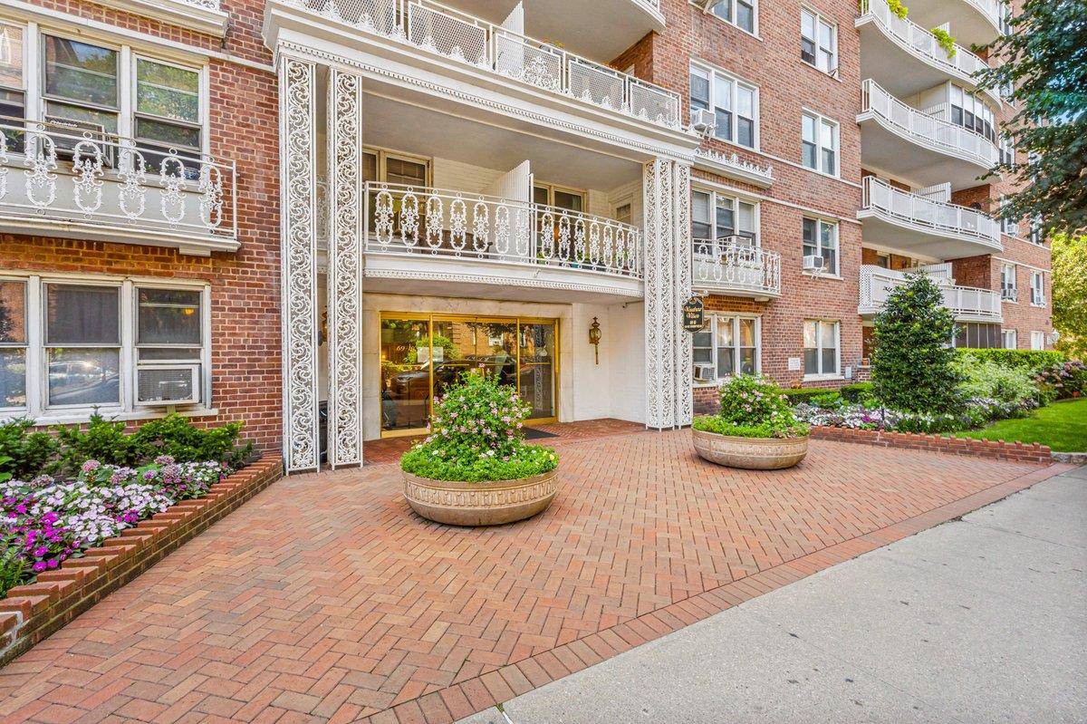 Renovated and beautifully maintained 2 Bedroom Jr4 coop at sought after Woodrow Wilson.