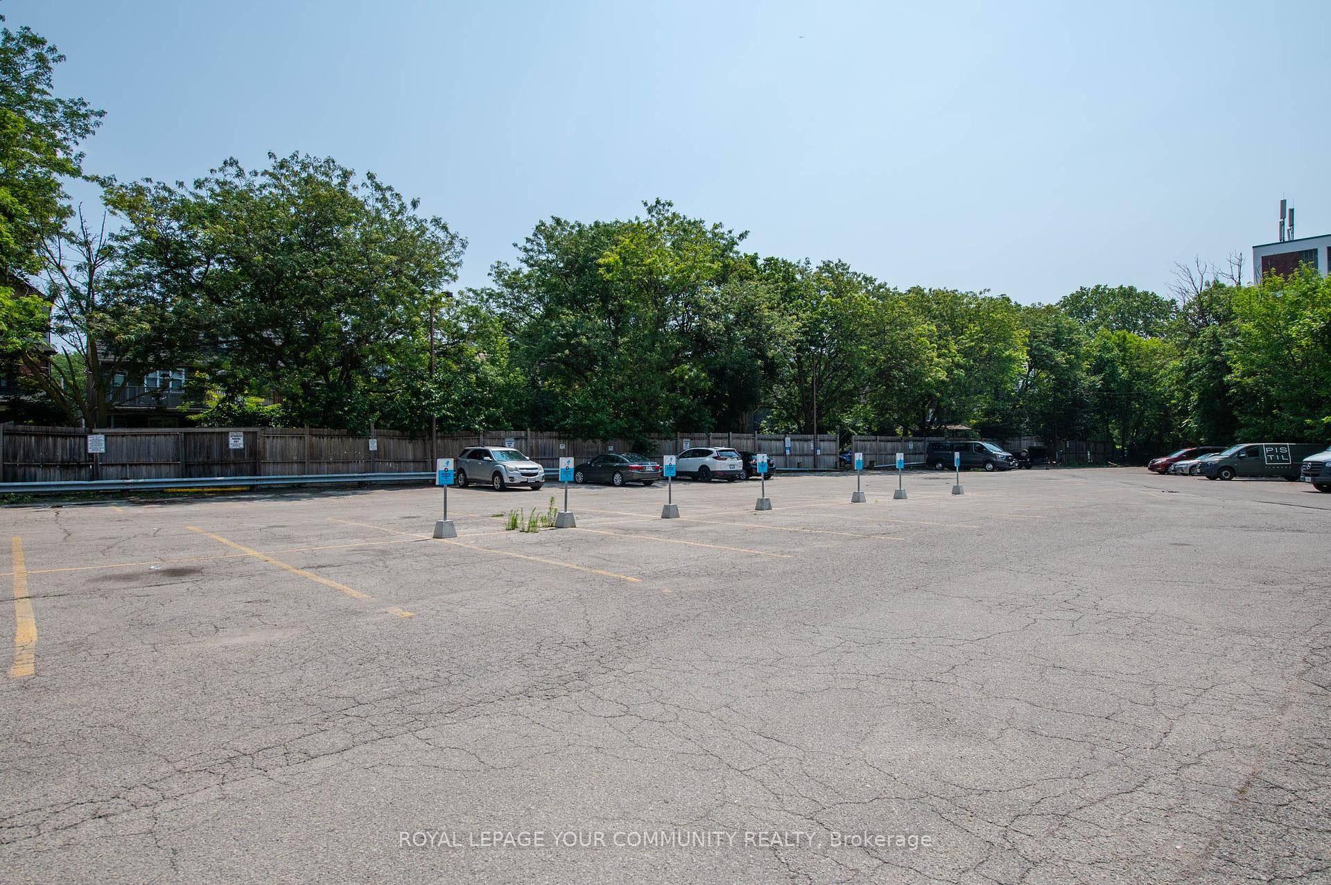Rarely available small clean affordable industrial unit downtown, with approximately 17 ft ceiling height, sealed concrete floors and double entrance doors is perfect for a distribution or production business.