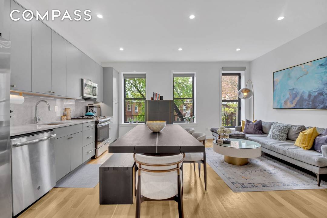 PENTHOUSE CONDO LIVING IN THE HEART OF PARK SLOPE Wake up to sunlight streaming in from both north and south exposures.