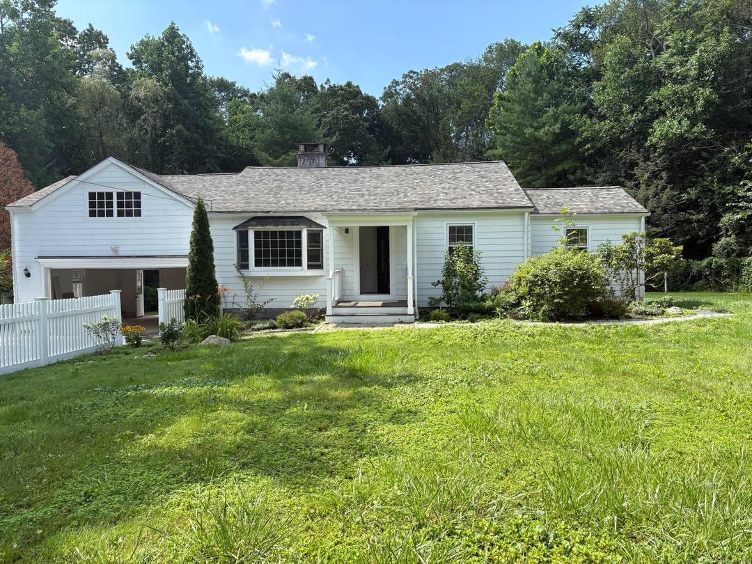 This renovated smart home located in a central location of sought after New Canaan offers an open kitchen layout with stainless steel appliances, bright living room with a charming fireplace, ...
