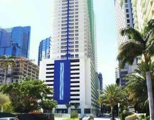1 bedroom 1 Bath apartment in the heart of Brickell is an excellent investment opportunity, own a piece Real Estate in one of the most coveted areas in Miami, Brickell.