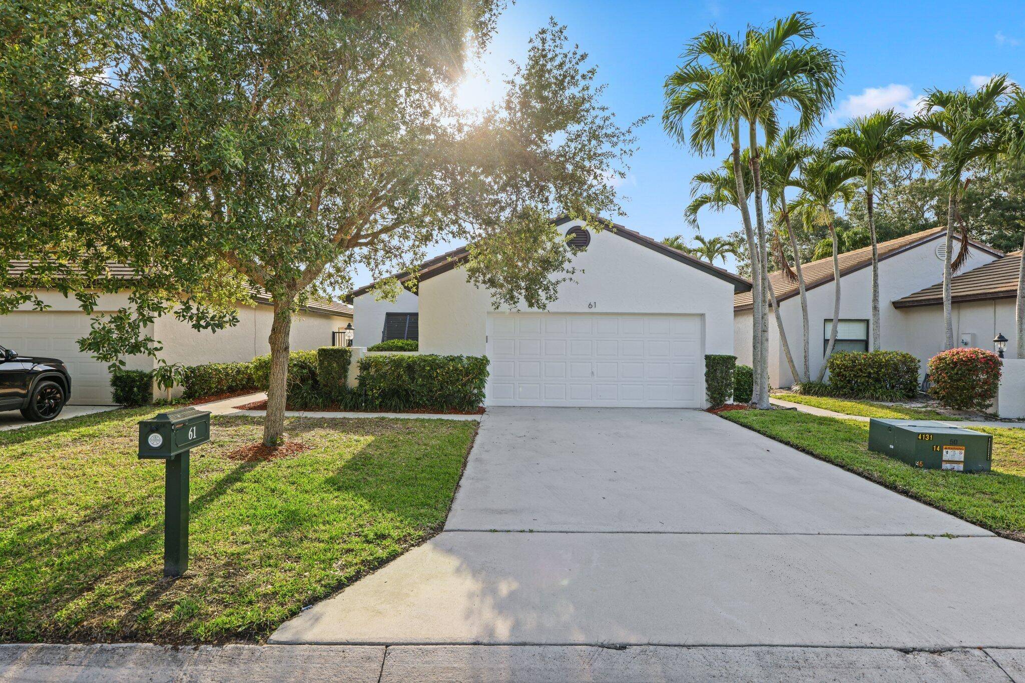 Discover the perfect blend of comfort and convenience within the prestigious PGA National community in Palm Beach Gardens.