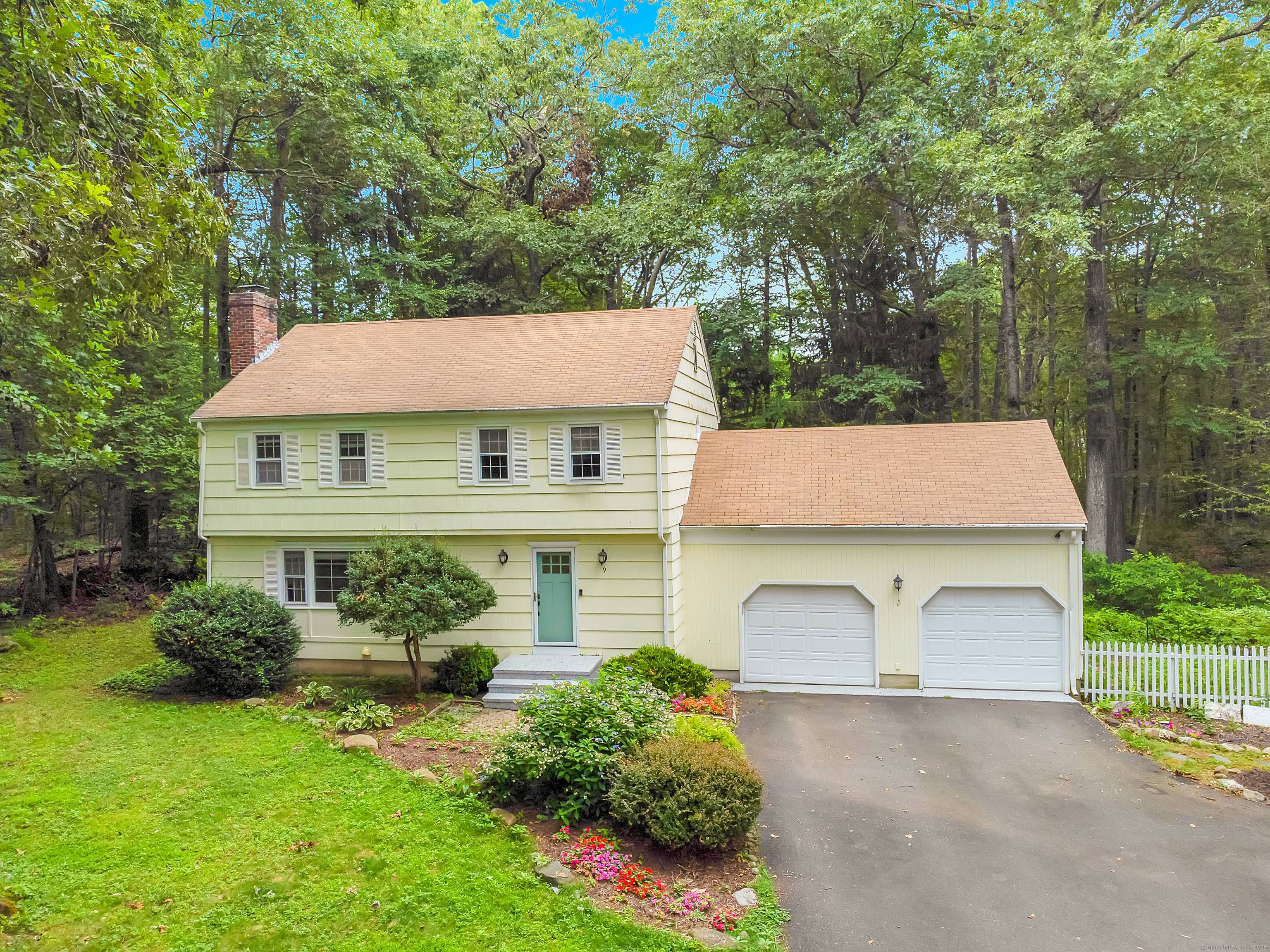 Nestled on a corner lot in a quiet cul de sac sits this lovely 4 bed, 2.