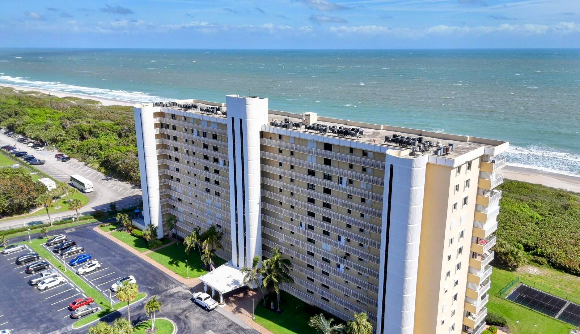 Direct oceanfront with million dollar view !