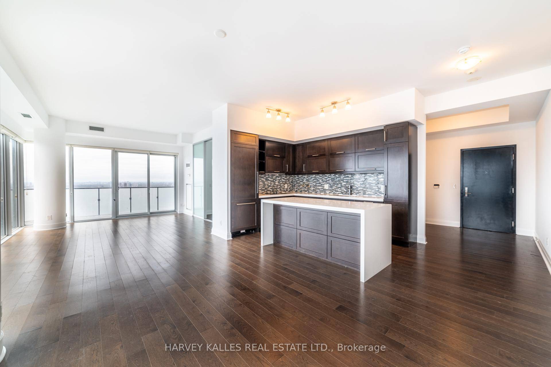 Luxury Brand New U Condominium !
