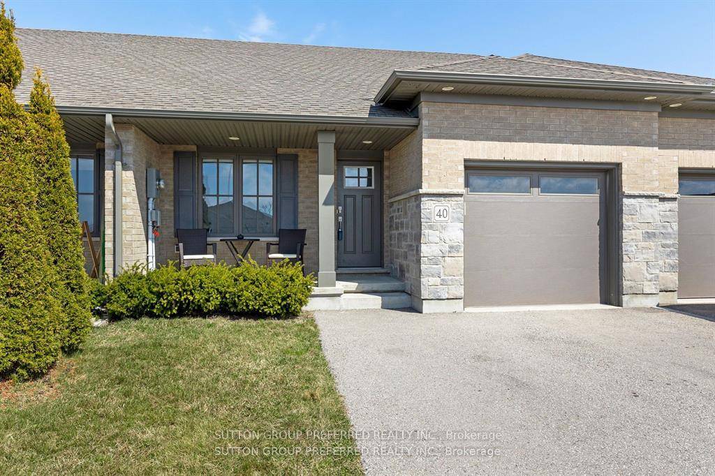 Welcome to this stunning all brick bungalow built by award winning Hayhoe Homes, located on a quiet cul de sac in an upscale south St.