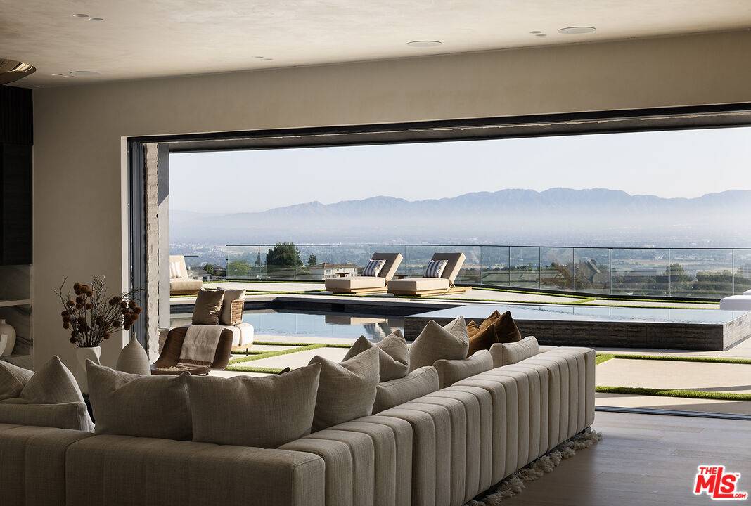 16401   Mulholland Dr 6BR Brentwood La