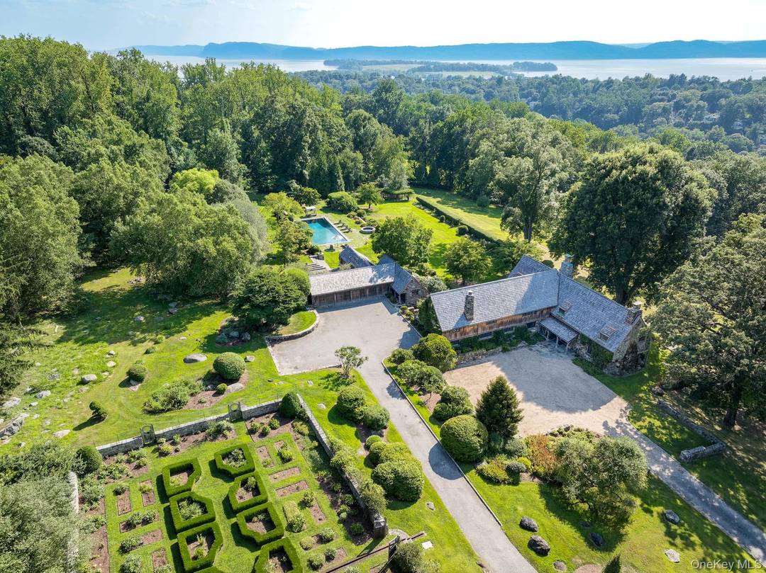 Rolling Stone Farm. A truly rare, extraordinary 106 acre sprawling estate, overlooking the Hudson River, just 37 miles from Manhattan.